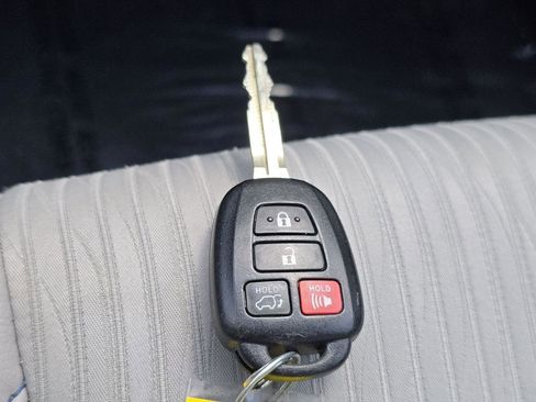 Used 2017 Toyota Highlander Plus AWD/4WD image 25