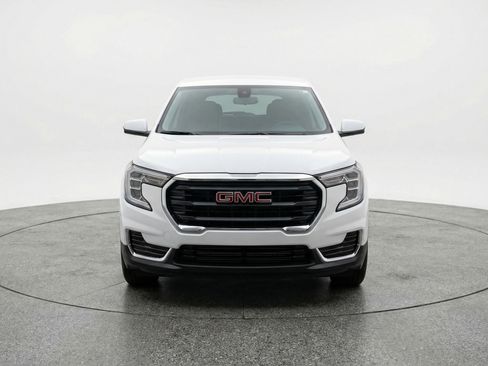 Used 2024 GMC Terrain SLE image 2