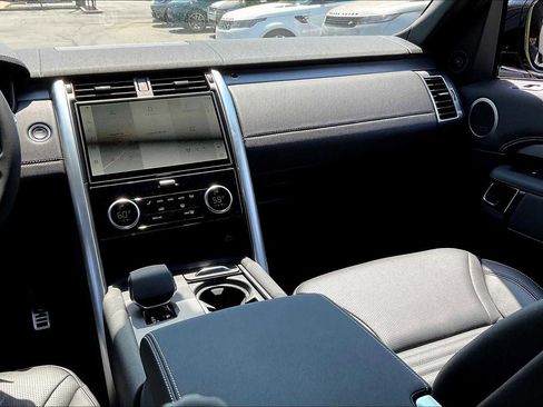 New 2025 Land Rover Discovery Dynamic SE image 9