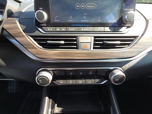 Used 2024 Nissan Altima 2.5 SV FWD image 23