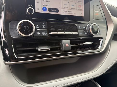 Used 2023 Toyota Highlander L FWD image 2