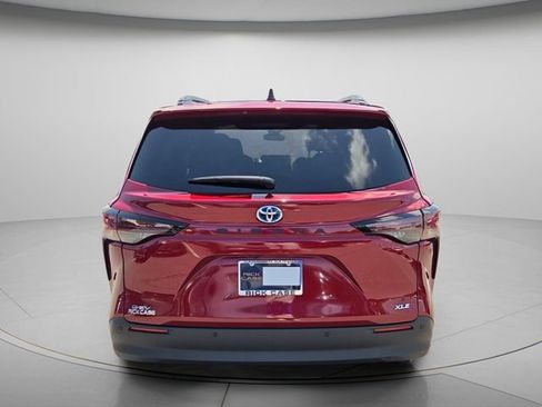 Used 2025 Toyota Sienna XLE w/ XLE Plus Package FWD image 5