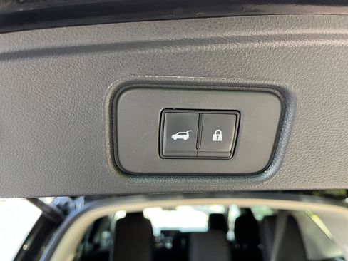 Used 2025 Nissan Pathfinder SV image 23