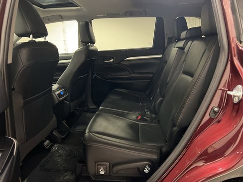 Used 2019 Toyota Highlander XLE image 10