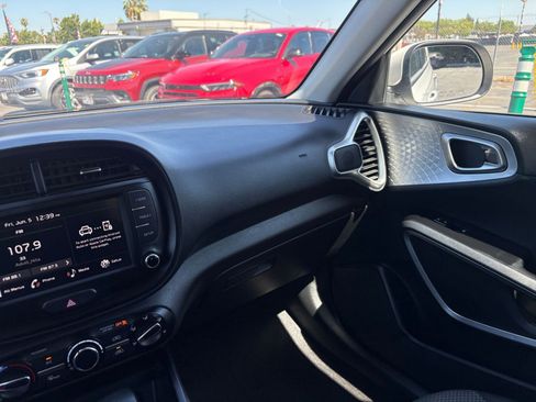 Used 2025 Kia Soul LX w/ LX Technology Package FWD image 33