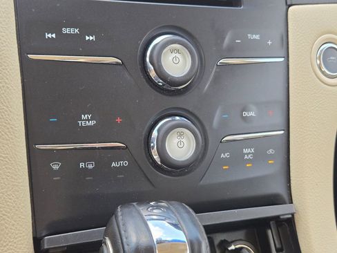 Used 2017 Ford Taurus SEL w/ Equipment Group 201A FWD image 17