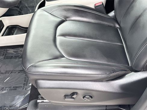 Used 2023 Chrysler Pacifica Touring-L FWD image 19