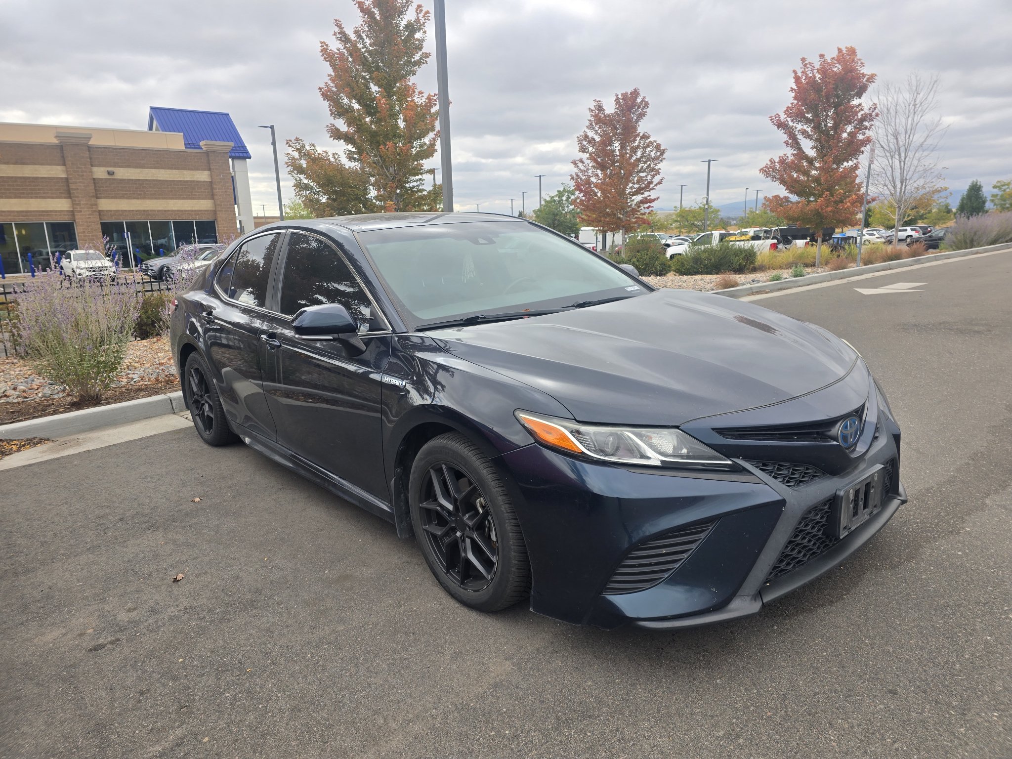 Used 2020 Toyota Camry SE w/ Sunroof Package FWD image 7