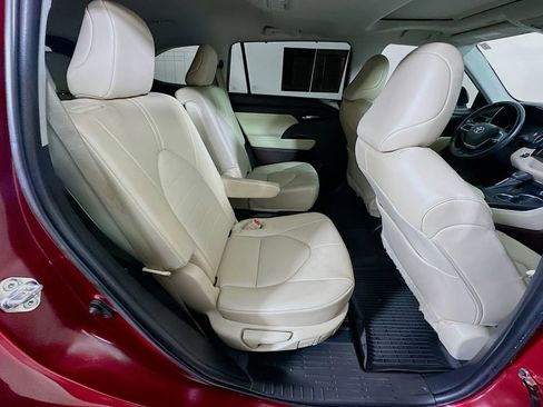 Used 2022 Toyota Highlander XLE FWD image 11