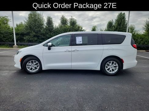 Used 2022 Chrysler Voyager LX FWD image 4