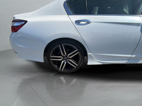 Used 2017 Honda Accord Touring image 36