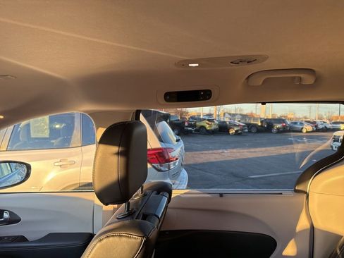 Used 2024 Chrysler Pacifica Touring-L w/ Uconnect Theater Family Group image 27