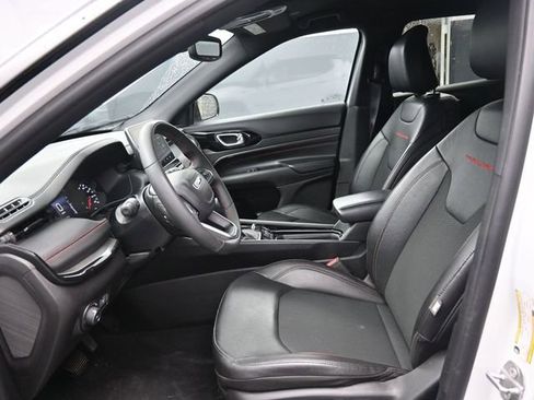 Used 2025 Jeep Compass Trailhawk image 13