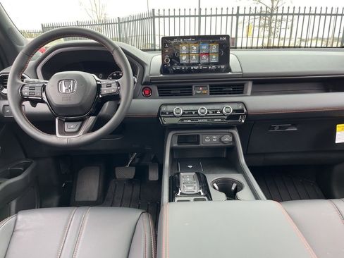 Certified 2025 Honda Pilot TrailSport image 18