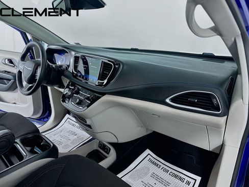 Used 2021 Chrysler Pacifica Touring image 32