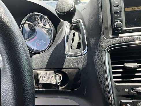 Used 2018 Dodge Grand Caravan SE FWD image 17