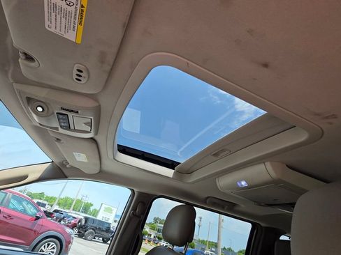 Used 2016 Chrysler Town & Country Touring-L FWD image 15