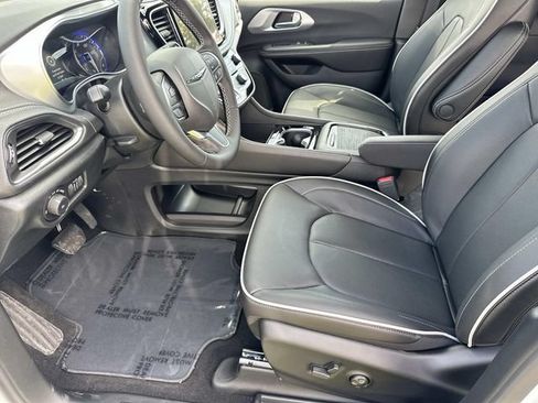 New 2026 Chrysler Pacifica Limited w/ Trailer Tow Group FWD image 23