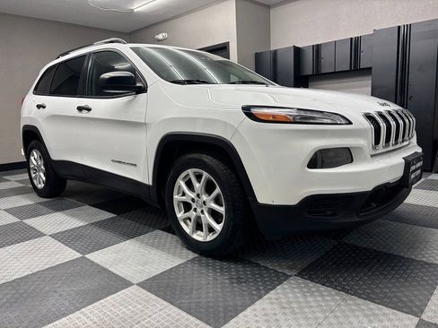 Used 2016 Jeep Cherokee Sport FWD image 4