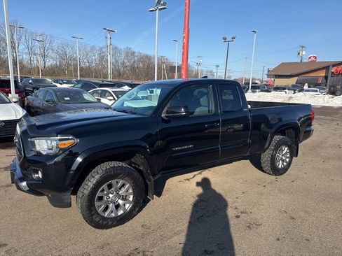 Used 2017 Toyota Tacoma SR5 w/ SR5 Appearance Package (SM) image 4