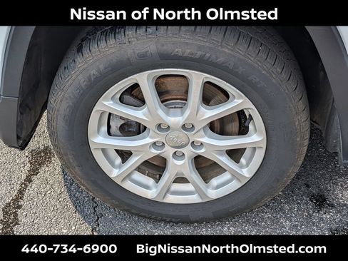 Used 2015 Jeep Cherokee Latitude w/ Cold Weather Group FWD image 29