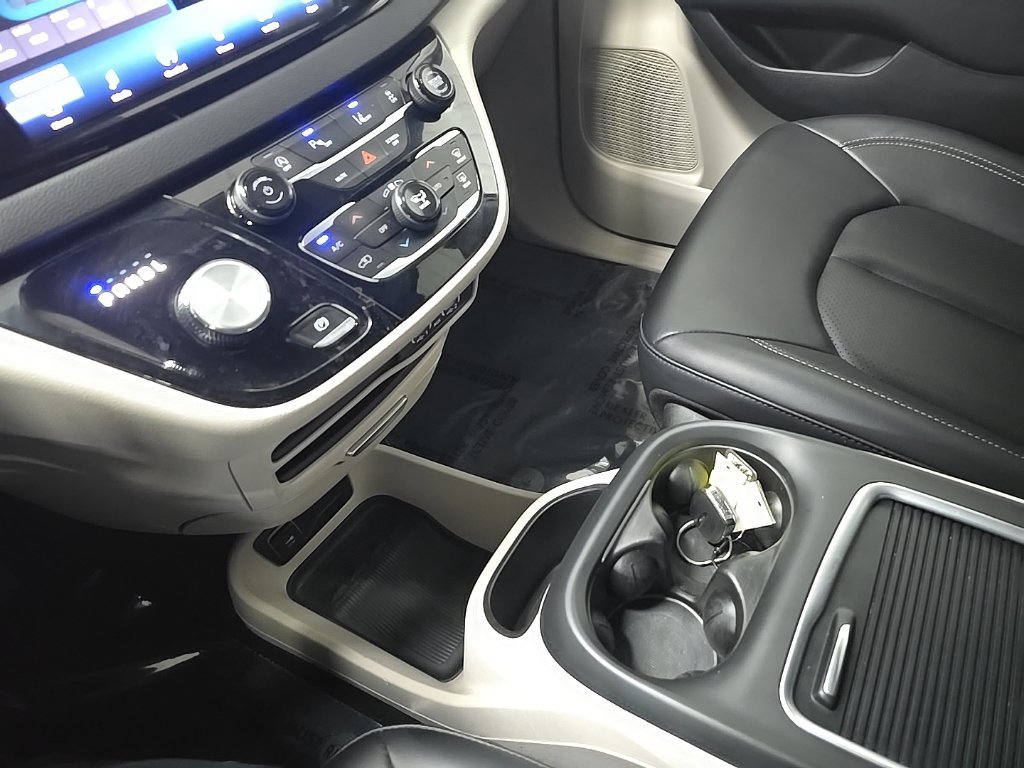 Used 2024 Chrysler Pacifica Touring-L FWD image 26