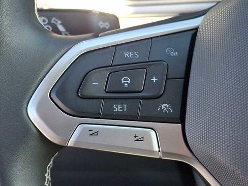 Certified 2025 Volkswagen Taos SE w/ Panoramic Sunroof Package image 18