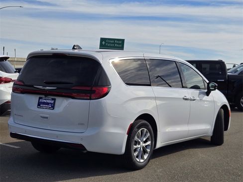 New 2026 Chrysler Pacifica Select image 3