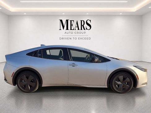 Used 2025 Toyota Prius LE FWD image 6