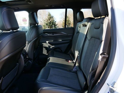 New 2025 Jeep Grand Cherokee Laredo image 9