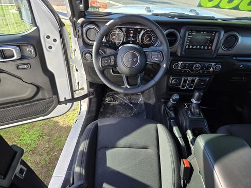 Used 2023 Jeep Gladiator Sport image 12