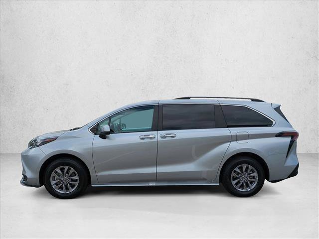 Used 2025 Toyota Sienna XLE FWD image 9