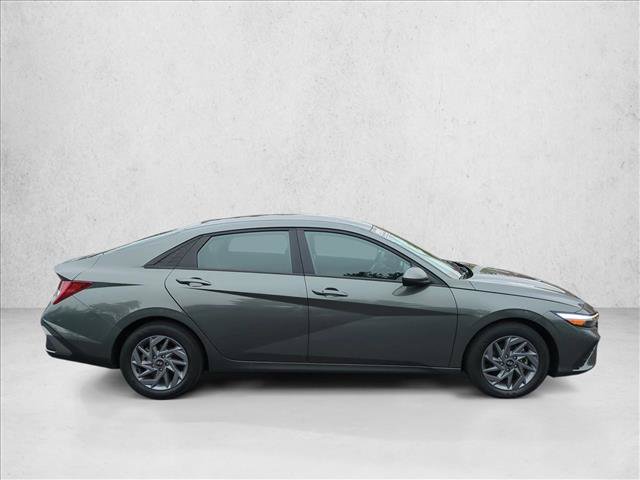 Used 2025 Hyundai Elantra Hybrid FWD image 4