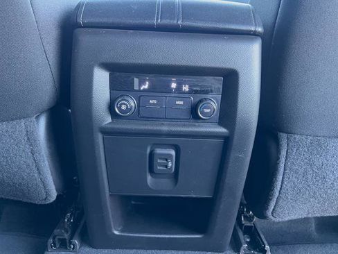 Used 2022 Chevrolet Traverse LT image 22