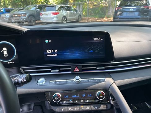 Used 2021 Hyundai Elantra Limited FWD image 17