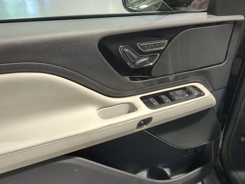 Used 2025 Lincoln Aviator AWD image 14