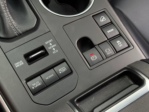 Used 2023 Toyota Highlander XLE AWD/4WD image 39