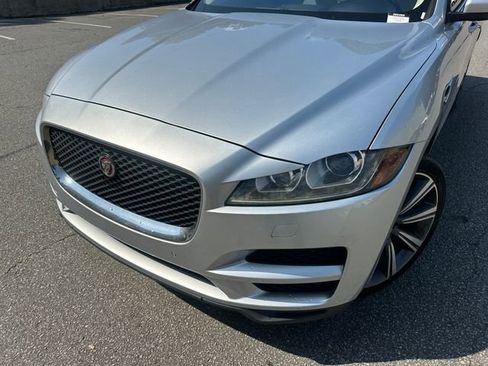 Used 2018 Jaguar F-PACE Prestige image 9