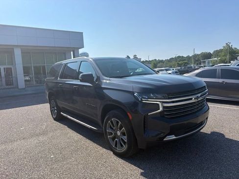 Used 2022 Chevrolet Suburban LT w/ Luxury Package RWD image 3