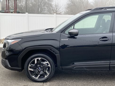 Used 2025 Subaru Forester Premium image 2