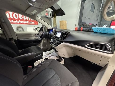 Used 2023 Chrysler Voyager LX FWD image 14