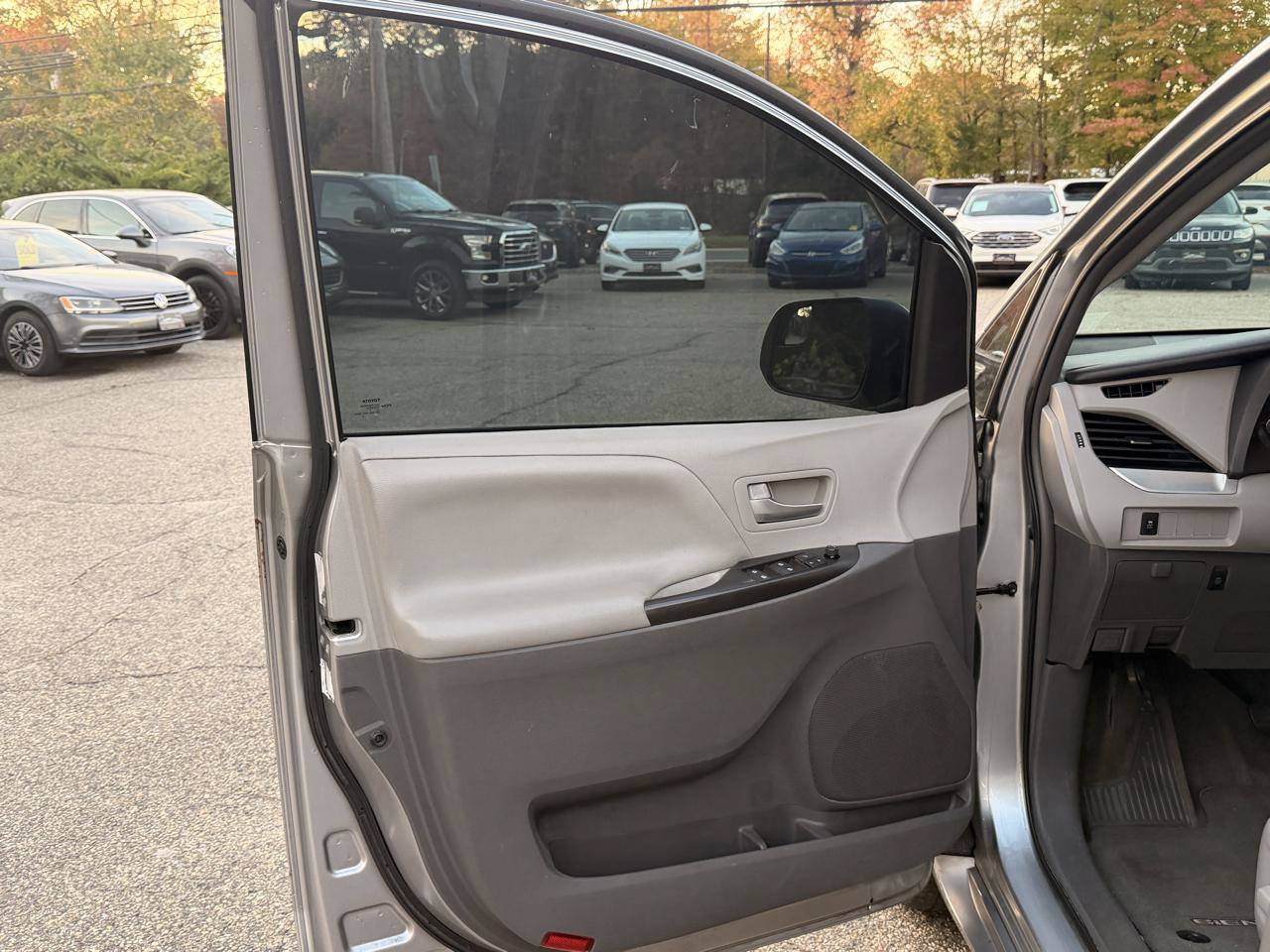 Used 2017 Toyota Sienna LE FWD image 16