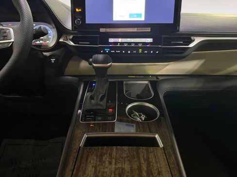 New 2025 Toyota Sienna Platinum image 12