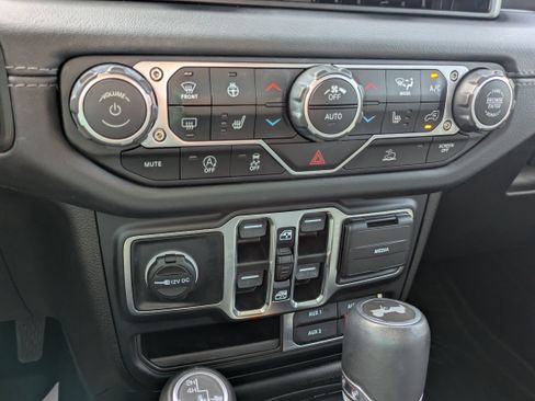 Used 2024 Jeep Wrangler Unlimited Sahara AWD/4WD image 15