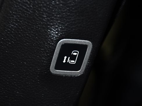 Used 2025 Chrysler Pacifica Limited FWD image 47