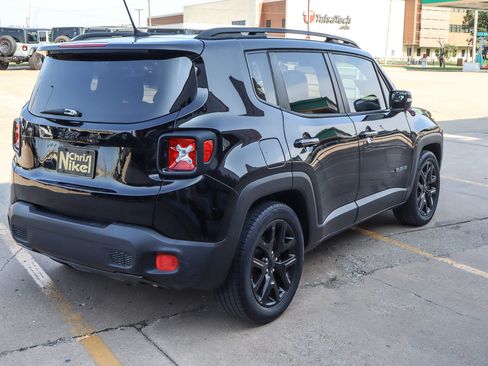 Used 2017 Jeep Renegade Altitude FWD image 5