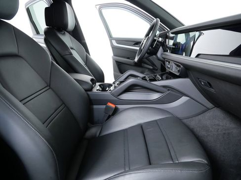 Certified 2024 Porsche Cayenne AWD/4WD image 20