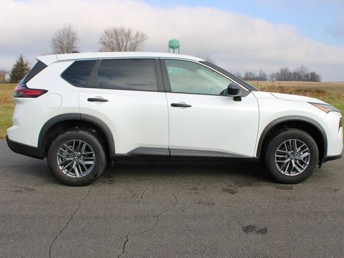 Used 2024 Nissan Rogue S image 8