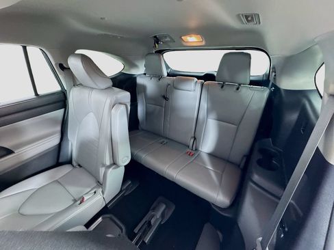 Used 2021 Toyota Highlander XLE FWD image 12