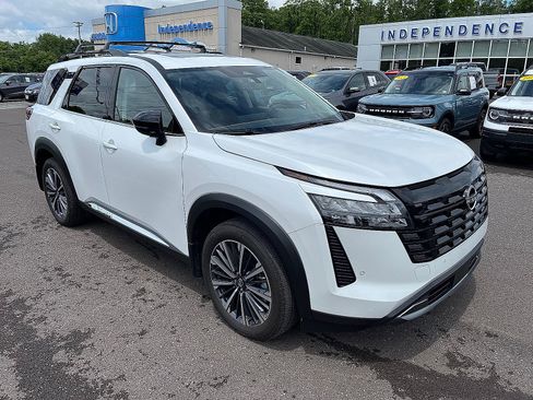 Used 2026 Nissan Pathfinder Platinum AWD/4WD image 2